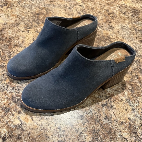 TOMS LEILA MULES Size 8 Gray Suede Stacked Block Heel Mules Slip On - Picture 9 of 9